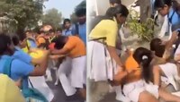 भररस्त्यात शाळकरी मुलींमध्ये जुंपली; कोणी ओढले केस तर कोणी लगावली कानशिलात! पाहा VID
