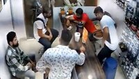 मित्रांशी गप्पा मारताना खुर्चीवरुन कोसळला, थरकाप उडवणारा मृत्यूचा Live थरार