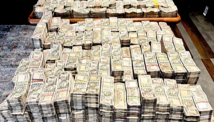 नाशिकच्या हॉटेलमध्ये सापडलं कोट्यावधीचं घबाड; नोटांचे बंडल पाहून निवडणूक अधिकारी चक्रावले