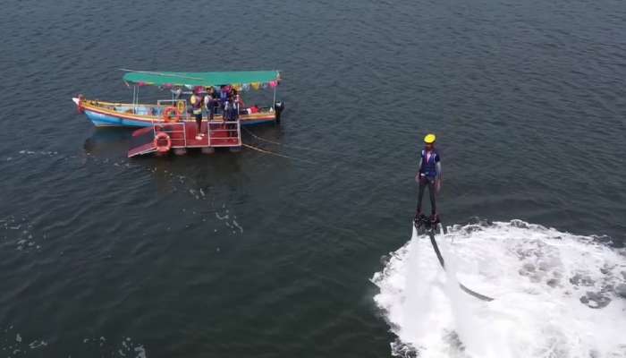 महाराष्ट्रातील एकमेव ठिकाण जिथं अनुभवता येतो Fly Boarding चा थरार! व्हिडिओत दिसतो तितका सोपा नाही हा खेळ    