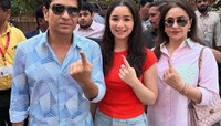 निवडणूक आयोगाच्या 'नॅशनल आयकॉन'ने कुटुंबासोबत केले मतदान, सचिनने केले जनतेला आवाहन