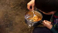 हिवाळ्यात जास्त भूक लागते, मुलांना शाळेच्या डब्यात द्या 'हे' पौष्टिक पदार्थ