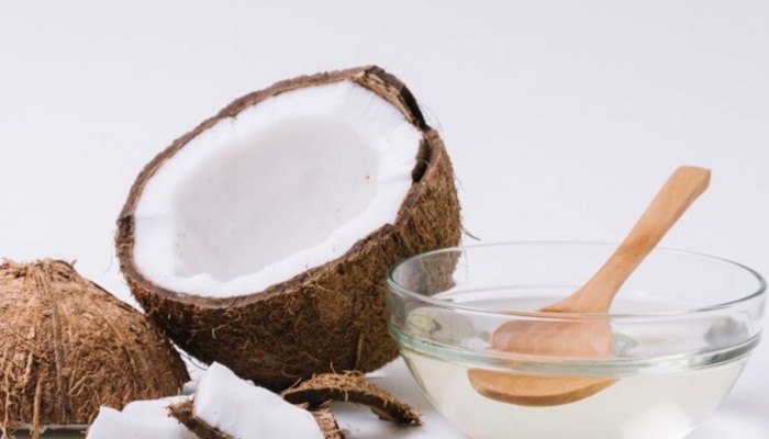 Coconut Oil: हिवाळ्यात खोबरेल तेल घट्ट झालाय? या ट्रिक्स वापरून वितळून घ्या 