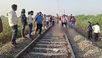 आई-बाप आणि लेक, एकाच वेळी तिघे रेल्वे ट्रॅकवर; शिक्षकाच्या कुटुंबाने घेतला टोकाचा नि