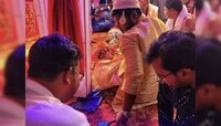 अरेरे! हद्दच झाली भर मंडपात लग्न सोडून नवरा मुलगा मित्रांसोबत खेळतोय लुडो! PHOTO VIR