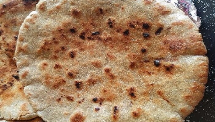 Is it okay to eat millet daily? Does eating millet roti cause constipation, What happens after eating millet roti and curd, What are the side effects of millet ,Which vegetable should be eaten with millet roti for vegetarians, बाजरीची भाकरी, बाजरीची रोटी, जेवण, Food 