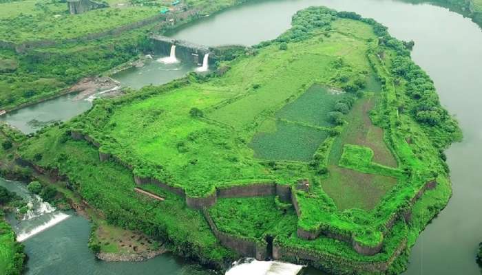 महाराष्ट्रातील सर्वात मोठा किल्ला! किल्ल्यात धरण, धरणात महल आणि तिन्ही बाजुंनी पाण्याचा वेढा