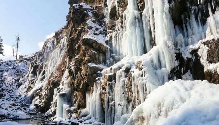  भारतात भयानक थंडी! काश्मिरमधील प्रसिद्ध धबधबा गोठला