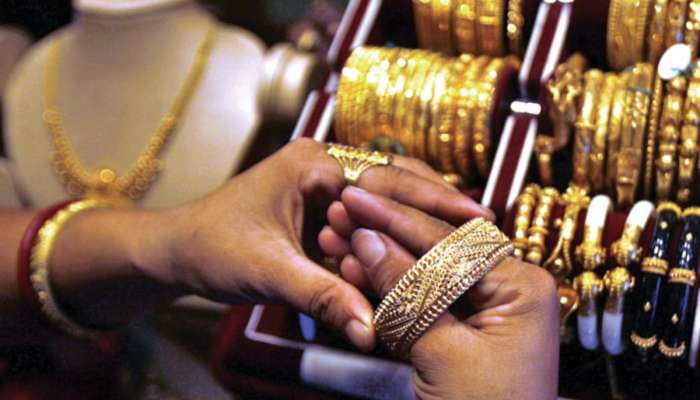 Gold Price Today: &#039;या&#039; एका निर्णयामुळं सोनं झालं स्वस्त; जाणून घ्या  आजचा भाव