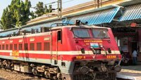 रेल्वेत मेगाभरती! 32 हजार 438 जागांवर नोकरीची संधी; परीक्षा पॅटर्न, पात्रतेसंदर्भात 