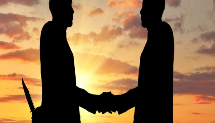 काही माणसं कधीही करु शकतात विश्वासघात; 'या' पाच संकेतांकडे चुकूनही करु नका दुर्लक्ष 