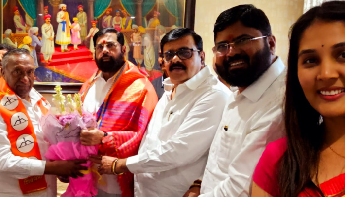 नाशकात ठाकरेंच्या शिवसेनेला शिंदेंनी पाडलं खिंडार, तब्बल 26 माजी नगरसेवकांचा पक्षाला जय महाराष्ट्र!
