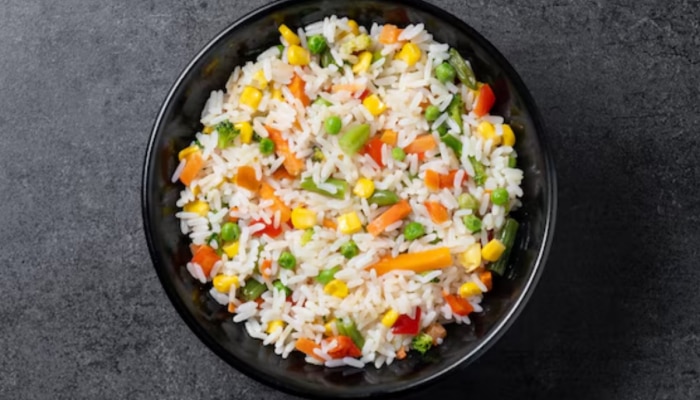 Fried Rice Recipe: रात्रीचा भात उरलाय? त्यापासून बनवा रेस्टॉरंट स्टाईल फ्राईड राईस, जाणून घ्या सोपी रेसिपी   