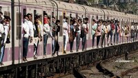 लोकलमधून पडून मृत्यू झालेल्या युवकाच्या पालकांना मिळणार नुकसानभरपाई; रेल्वे देणार आठ
