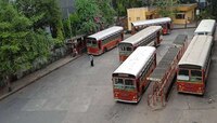 बस सुरु ठेवून ड्रायव्हर खाली उतरला, अचानक बस सुरु झाली आणि... मुंबईतील विचित्र घटना