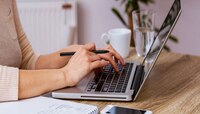 ना ऑफिसला जायची कटकट, ना...; 2025 मध्ये हे आहेत मनाजोगा पगार देणारे WFH Jobs