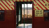 31 वर्षांपूर्वी मुंबई लोकलमध्ये असं काय घडलेलं की, चालत्या ट्रेनमधून महिलांनी...