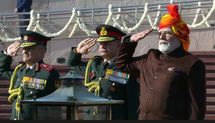 Republic Day 2025 : पिवळा फेटा, राखाडी कोट अन्... कर्तव्यपथावर दिसला PM मोदींचा खास लूक