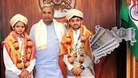 'महाराष्ट्राकडे बघा आणि..', 'त्या' दोघांनी CM ने दिलेलं 5 लाखांचं रोख बक्षीस नाकारलं