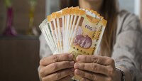 आर्थिक संकटांमध्ये 'या' 5 मार्गांनी पत्नीच ठरणार तारणहार; Income Tax ची बचतही शक्य