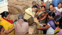 'या' यादीत नाव येताच धान्यपुरवठा बंद, मोफत रेशन घेणाऱ्यांवर आता Income Tax ची नजर