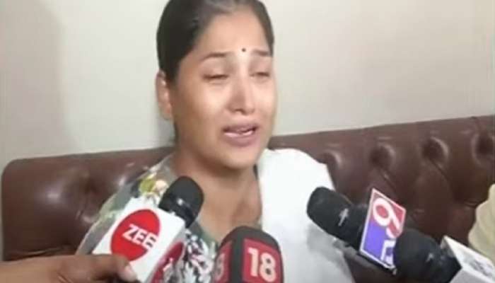 'मी ठेवलेली बाई नाही, तर धनंजय मुंडेंची पहिली पत्नी आहे'; करुणा शर्मांना अश्रू अनावर, 'माझा नवरा...'