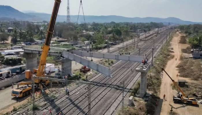 30 इंजिनियर, 300 कामगार, 50 डंपर, 10 JCB, 3 क्रेन आणि... दिल्ली ते JNPT रेल्वे मार्गाचे काम रॉकेटच्या स्पीडने