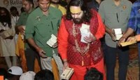 अंबानी कुटुंबाने महाकुंभमध्ये साधूसंतांना वाटलेल्या 'त्या' Box मध्ये आहे तरी काय?