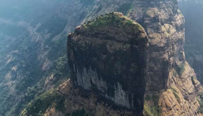 महाराष्ट्रात आहे दुबईच्या बुर्ज खलिफापेक्षा उंच किल्ला! रोप बांधल्याशिवाय ट्रेकर  चढाई करुच शकत नाहीत