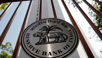 खात्यातून पैसे काढण्यास मनाई? आणखी दोन बँकांवर RBI च्या कारवाईनंतर अनेकांना धास्ती