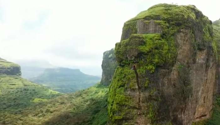 नाशिकमध्ये आहे महाराष्ट्रातील सर्वात धोकादायक किल्ला! सरळ रेषेत 90 अंशवर चढाई करताना पाय थरथरतात