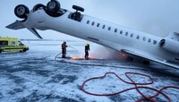 Video: लँड होताच विमान पलटी; Plane Crash नंतर चा व्हिडीओ पाहून म्हणाल हा प्रवास नको