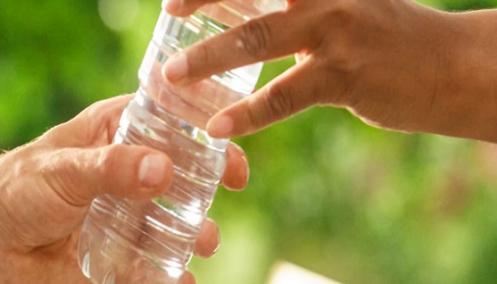 water, drinking water, stainless steel water bottle, plastic water bottle, glass water bottle, glass bottle, plastic bottle, steel bottle. litres of water should be drunk, how many literes of water must be drink, in how many days a bottle should be replace, पाणी, पाण्याची 