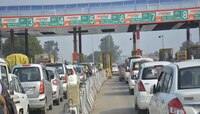 दूरवस्था झालेल्या, खड्डे पडलेल्या रस्त्यांवर टोल घेता येणार नाही; HC चा निर्णय