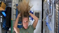 अवकाशात अंतराळवीर असं करतात Hairwash; Video पाहून सगळंच स्पष्ट होतंय