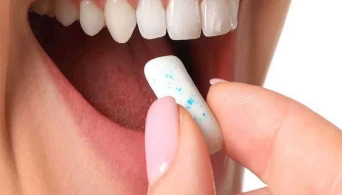 Chewing gum, side effects of eating and swollowing Chewing gum, Chewing gum side effects, death, what is found in chewing gum, can swallowing chewing gum really cause, च्युइंग गम, च्युइंग गम खाल्ल्यानं मृत्यू होतो? 