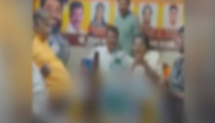 Shivsena : शिवसैनिकांसाठी मंदिर असलेल्या शिवसेना शाखेत दारूपार्टी; शाखाप्रमुख, उपविभागप्रुख सगळेच हातात दारुचे ग्लास घेऊन...