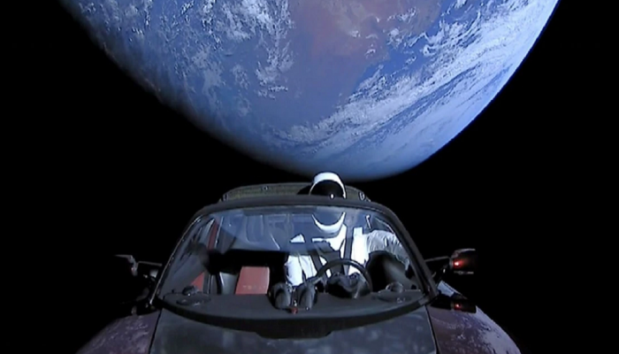 7 वर्षांपासून अवकाशात रहस्यमयीरित्या गरगर फिरतेय Elon Musk ची कार; काय आहे खरं कारण?