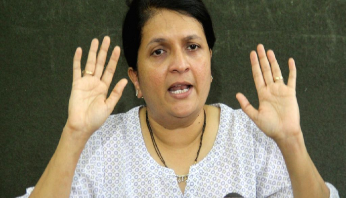Video : 'या माणसाला उचलून फेकून द्या...आता तरी मुंडेंचा राजीनामा घ्या', रडत रडत दमानियांची मागणी