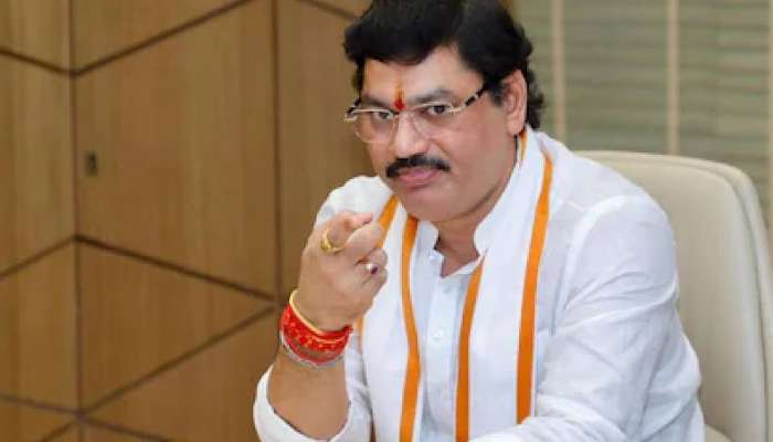 &#039;राजीनामा आधीच व्हायला हवा होता&#039;, पंकजा मुंडेंची पहिली प्रतिक्रिया
