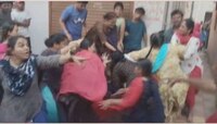 बिहार नाही; 'हे' तर पुणे! कुणी कपडे फाडले तर कुणी... महिलांच्या दोन गटात फ्री स्टाईल