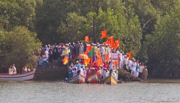 महाराष्ट्रातील अनोख समुद्रतीर्थ! कोकणात तब्बल 300 वर्षानंतर दिव्य संगम; रामेश्वर आणि कुणकेश्वराची अविस्मरणीय भेट महाराष्ट्रातील अनोख समुद्रतीर्थ! कोकणात तब्बल 300 वर्षानंतर दिव्य संगम; रामेश्वर आणि कुणकेश्वराची अविस्मरणीय भेट