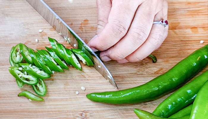 Kitchen Hacks: हिरवी मिरची चिरताना हातांना जळजळ होते? 'या' टीप्स वापरुन समस्या करा दूर