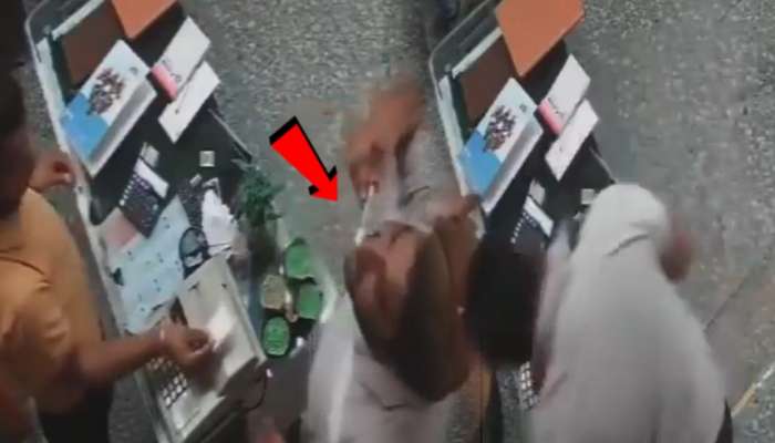 बिलिंग काऊंटरवर बडीशेप खाल्ली अन् कोसळला... जागीच प्राण सोडला; धक्कादायक Video पाहाच