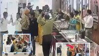 सीसीटीव्हीत कैद झाला LIVE दरोडा, Tanishq च्या शोरुममधून 25 लाखांचे दागिने लुटले; पोल