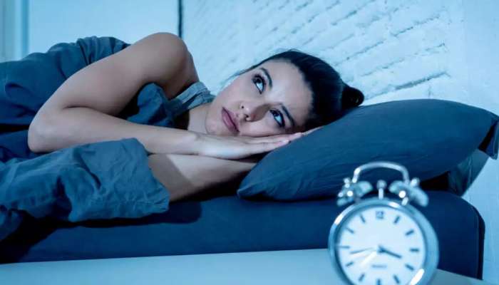 तुम्हाला दररोज मध्यरात्री 2-3 च्या दरम्यान झोपेतून जाग येते का? आत्ताच डॉक्टरांचा सल्ला घ्या!
