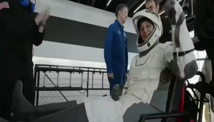 हुर्रेssss! 17 तासांच्या थरारक प्रवासानंतर Sunita Williams पृथ्वीवर परतल्या; समुद्रात कसं उतरलं स्पेसक्राफ्ट? पाहा 