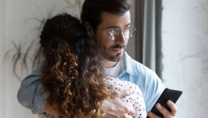 Relationship : जोडीदाराचा फोन चेक करणे चूक की बरोबर? नात्यावर काय होतो परिणाम