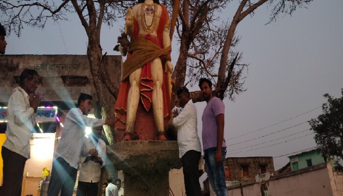 जळगावमध्ये मारुतीची मूर्ती स्थलांतरीत करताना अचानक वानरांची टोळी आली अन्...