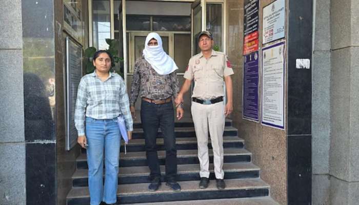 महाकुंभमधील व्हायरल गर्ल मोनालिसाला चित्रपट ऑफर करणाऱ्या दिग्दर्शकाबाबत धक्कादायक सत्य उघड, पोलिसांकडून बेड्या
